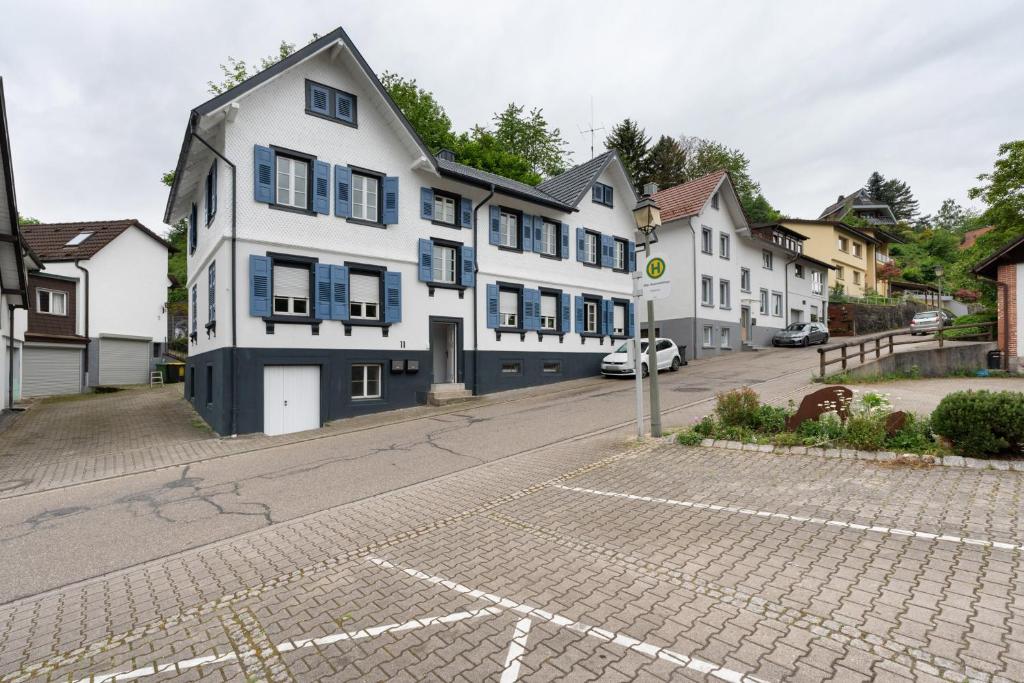 una fila de casas en una calle empedrada en Ferienwohnungen Bühlertal, en Bühlertal