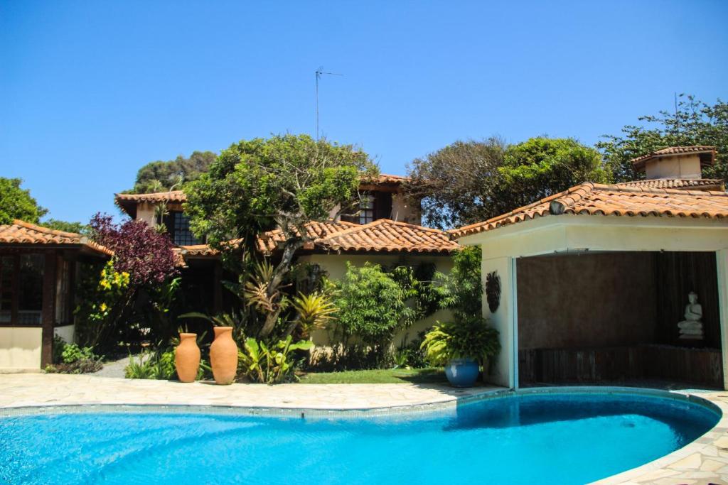 ein Haus mit Pool davor in der Unterkunft Pousada Blanca Inn in Búzios