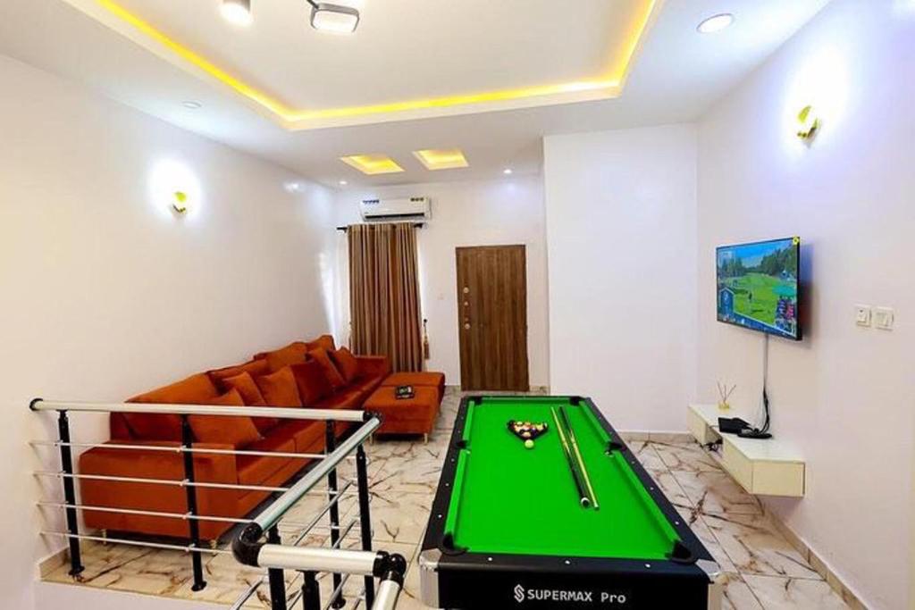 Piljardilaud majutusasutuses Exclusive 3-Bed Apartment in Lagos