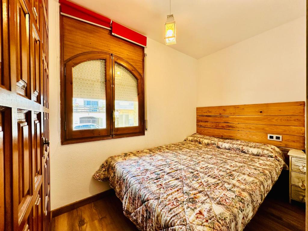 Posteľ alebo postele v izbe v ubytovaní PORT AMBAR - Apartamento en la Marina de Empuriabrava - balcón con vistas al canal - playa - wifi