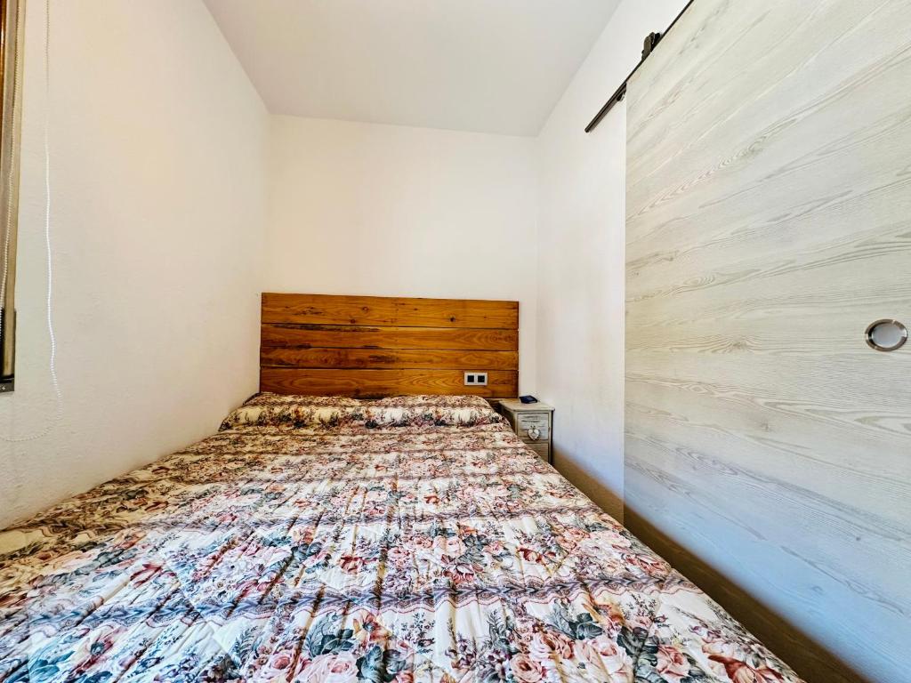 Posteľ alebo postele v izbe v ubytovaní PORT AMBAR - Apartamento en la Marina de Empuriabrava - balcón con vistas al canal - playa - wifi