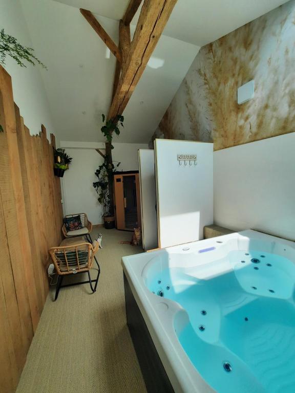 Cette chambre comprend une salle de bains pourvue d'une grande baignoire. dans l'établissement gîte grange le Kulmino, à Notre-Dame-de-Monts