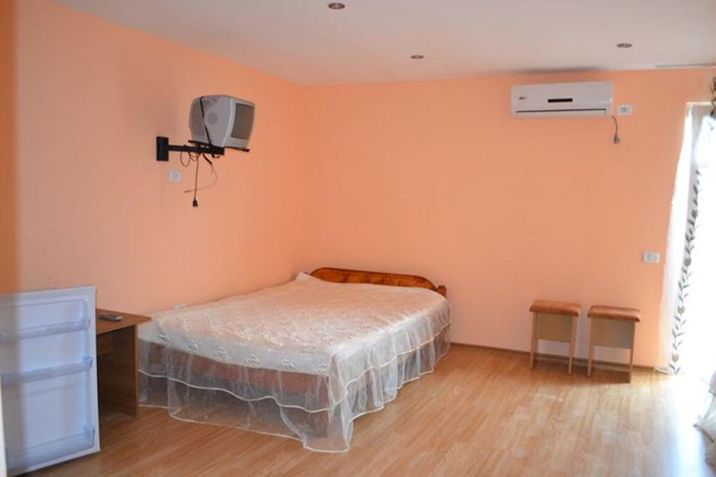 エフォリエ・ノルドにあるVila Denisaのベッドルーム1室(ベッド1台、壁掛けテレビ付)