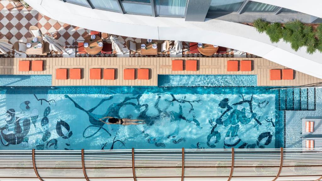 Schwimmer in einem Pool auf einem Kreuzfahrtschiff in der Unterkunft The George Tel Aviv in Tel Aviv