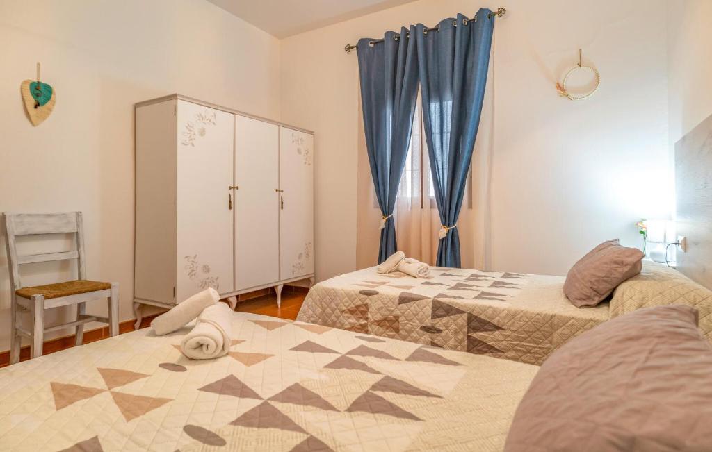 Postel nebo postele na pokoji v ubytování 4 Bedroom Cozy Home In Iznajar