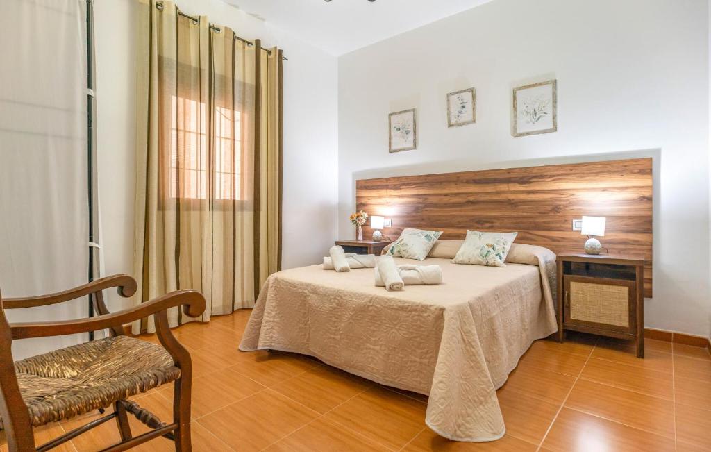 Postel nebo postele na pokoji v ubytování 4 Bedroom Cozy Home In Iznajar