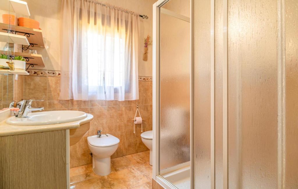 Koupelna v ubytování 4 Bedroom Cozy Home In Iznajar