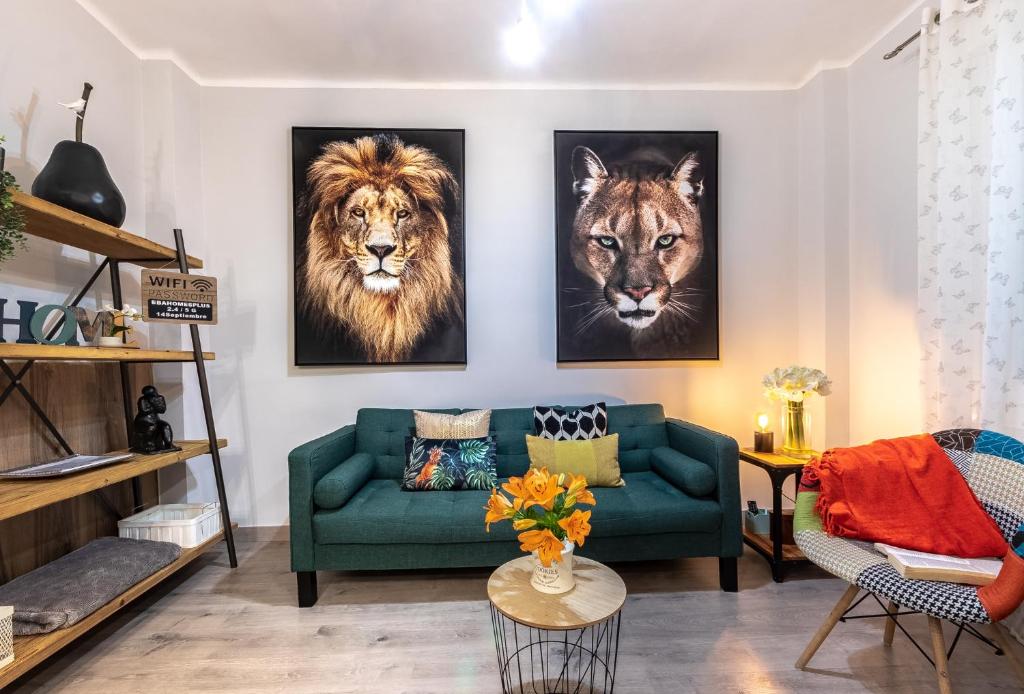 una sala de estar con dos posters de leones en la pared en INSIDE OLD TOWN by Eba Homes en Bilbao