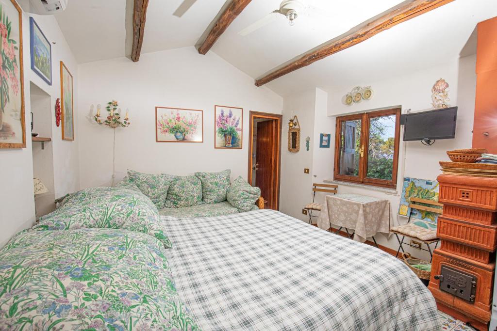 Łóżko lub łóżka w pokoju w obiekcie Il Cottage di Villa Sveva, splendida vista mare