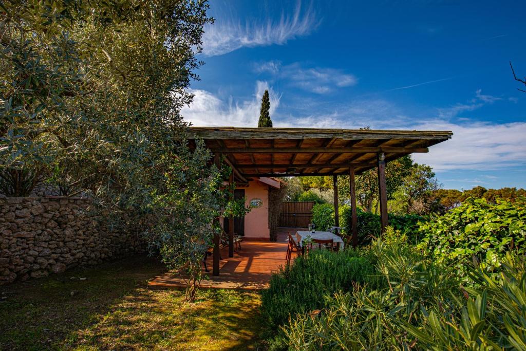 Ogród w obiekcie Il Cottage di Villa Sveva, splendida vista mare