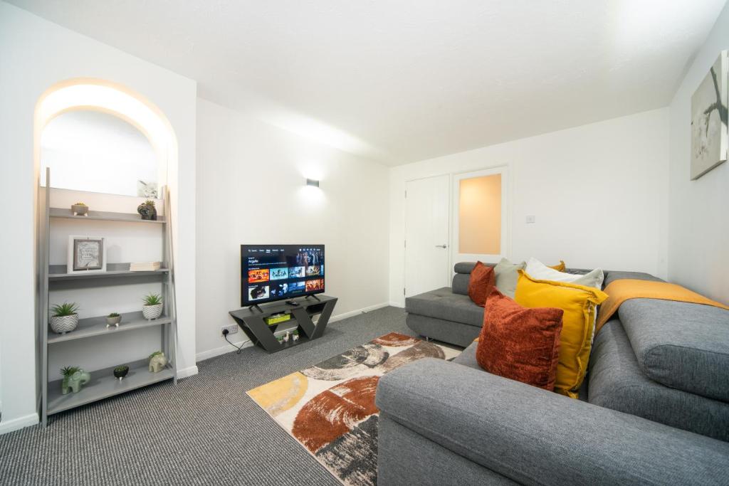 un soggiorno con divano e TV di Pass the Keys Spacious Wembley Apartment with Free Parking a Londra