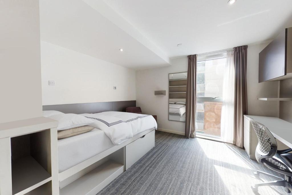 Private Bedrooms with Shared Kitchen and Living Area at Canvas City Point in Coventry - 