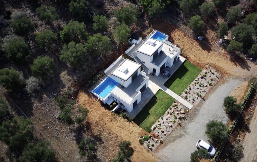 eine Luftansicht eines Hauses mit Pool in der Unterkunft Luxury Villas In Nopigia With A Private Pool - Isabel Artemis in Nopíyia