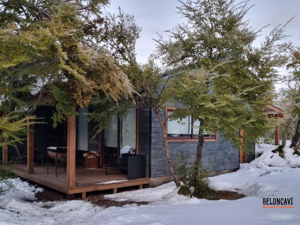uma cabina com um deque na neve em Refugios de Montaña Reloncaví - Ruka Lee IV em Nevados de Chillan