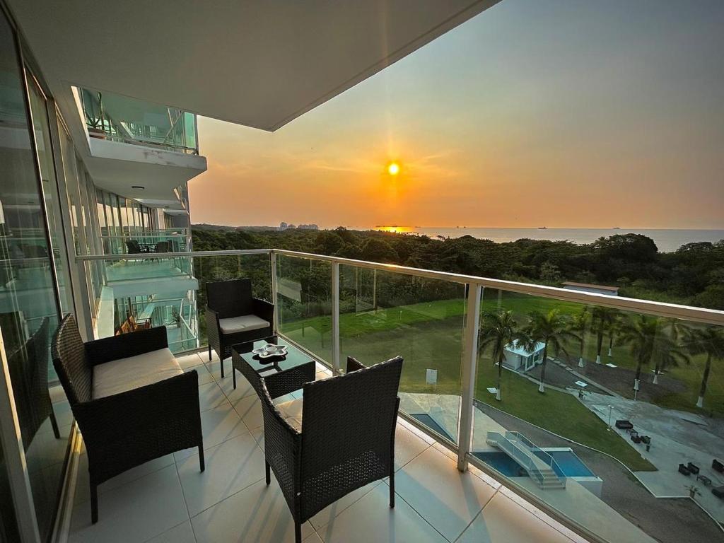 balcone con vista sull'oceano al tramonto di Caribean View Of Bala Beach a María Chiquita