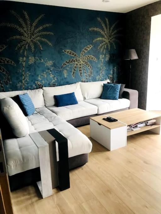 un salon avec un canapé blanc et une table dans l'établissement Villa - Les vacances à la Mer, à Bray-Dunes