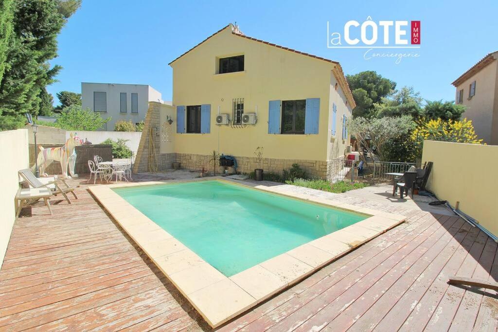 une maison avec une piscine devant une maison dans l'établissement Villa Bocoumajour, à Carry-le-Rouet
