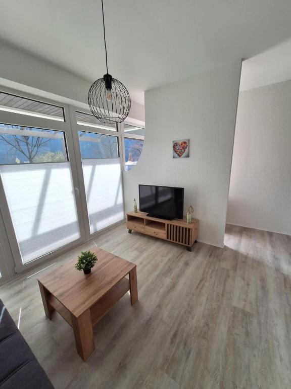 a living room with a tv and a coffee table at Ferienwohnung Diemel in Bad Karlshafen
