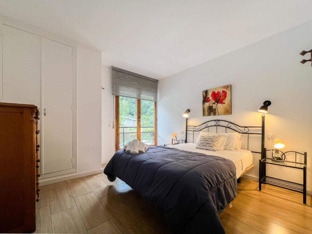 1 dormitorio con cama y ventana en Apartamento reformado Central park en el centro de Andorra, en Escaldes-Engordany