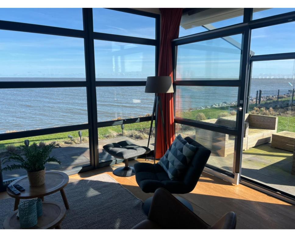 ein Wohnzimmer mit Meerblick in der Unterkunft Strand Chalet am IJsselmeer Haus 214 in Enkhuizen