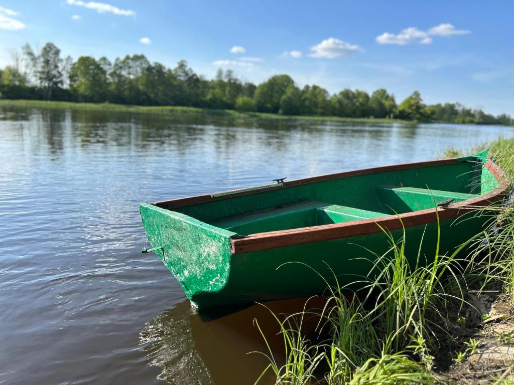 Výhled na řeku, která protéká v blízkosti vily