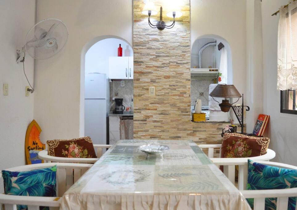 una sala da pranzo con tavolo e sedie e una cucina di Botánica! Casa restaurada a Villa Ballester