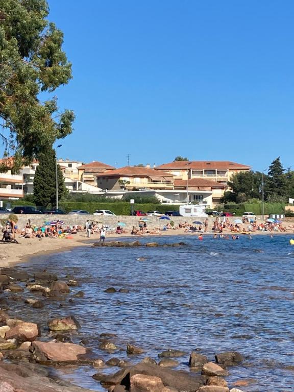 Une plage avec un tas de gens. dans l'établissement Bord de mer, à Saint-Raphaël