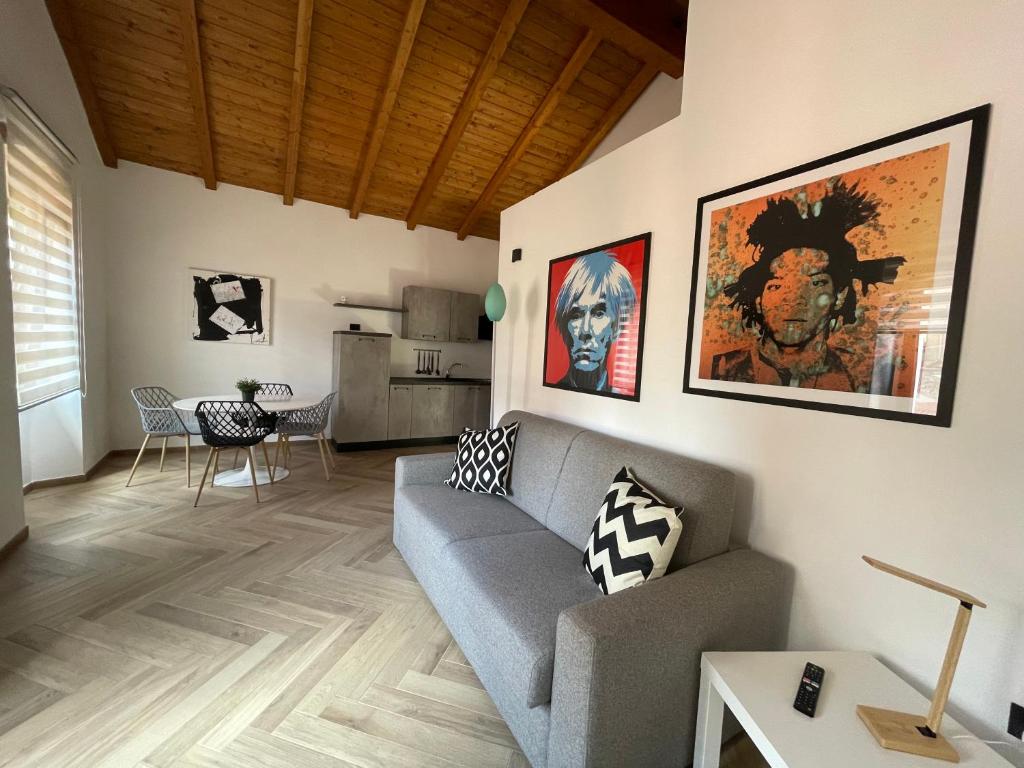uma sala de estar com um sofá e uma mesa em Luxuria em Iglesias