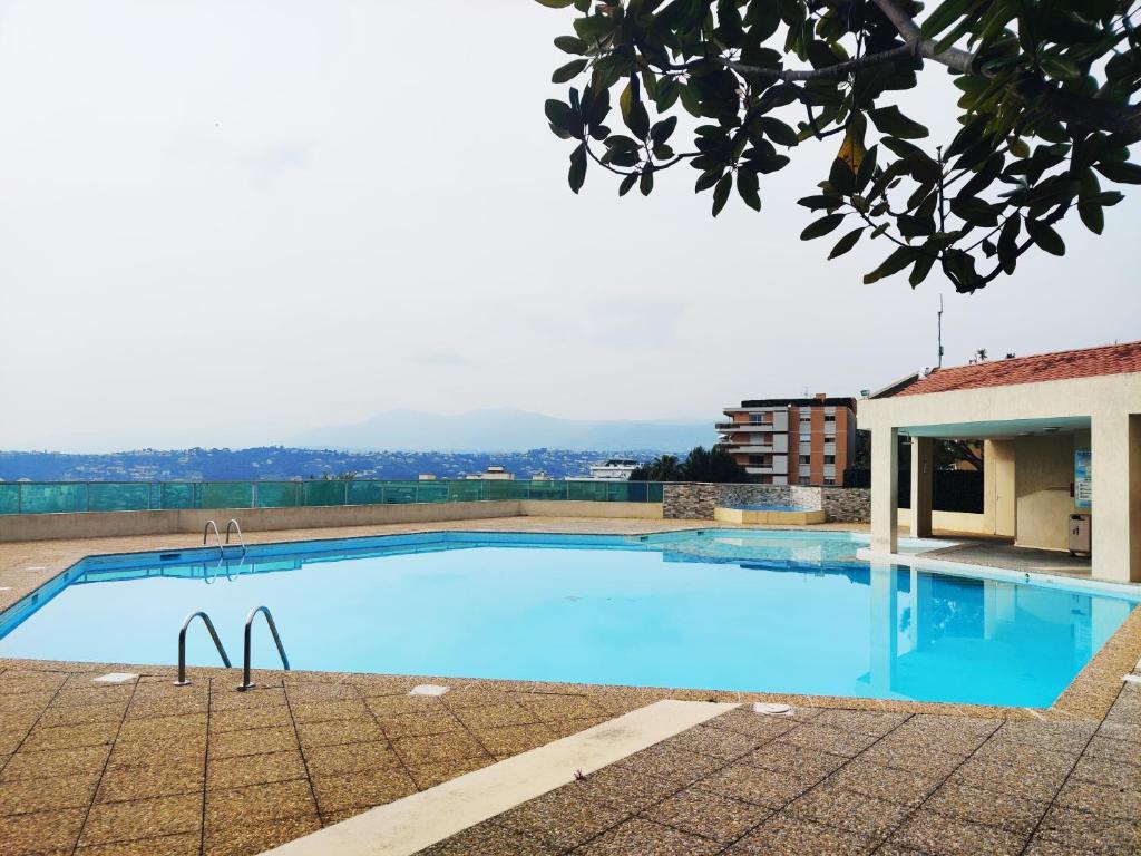 2 bedroom flat with terrasse & car-park Nice Ouest