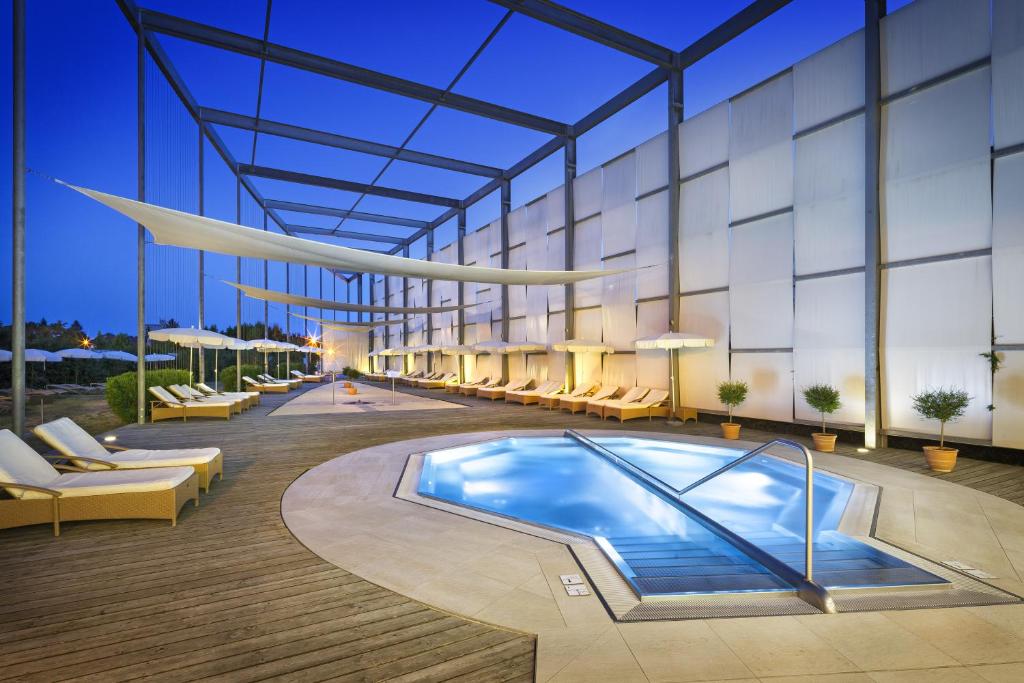 Bazén v ubytovaní Therme Laa Hotel Silent Spa Villas alebo v jeho blízkosti