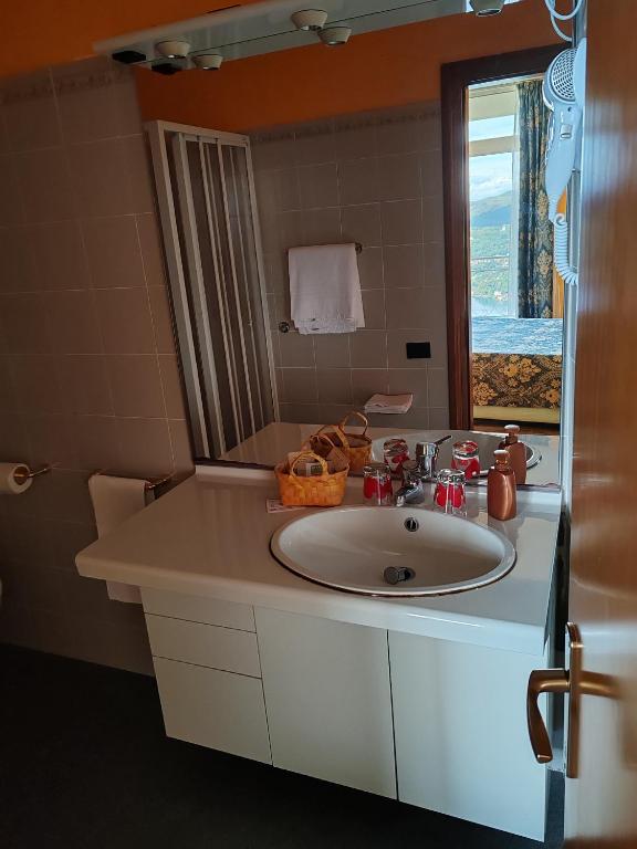 Koupelna v ubytování Hotel Panoramico SPA lago d'Orta