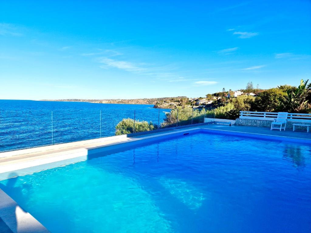 une piscine avec vue sur l'eau dans l'établissement Villa Daniela - Villa con piscina privata e discesa a mare tra Catania e Siracusa, à Augusta