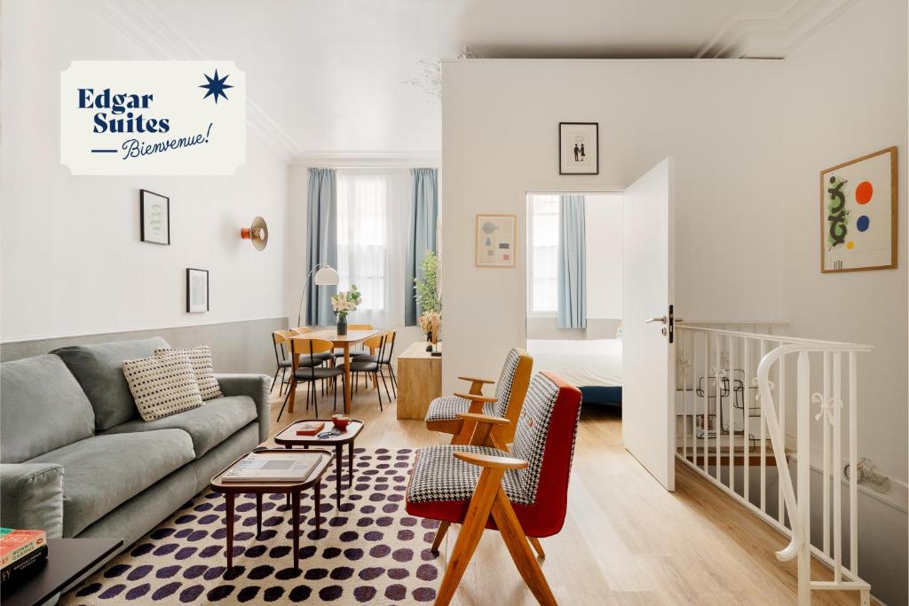 sala de estar con sofá y mesa en Edgar Suites Saint-Augustin - Naples, en París