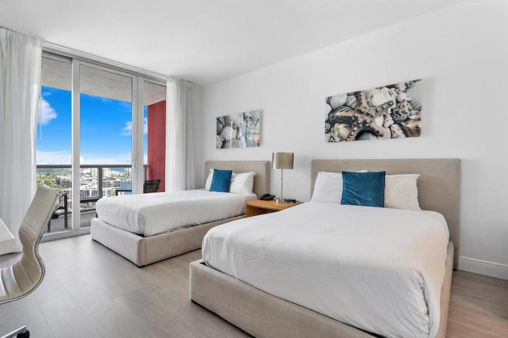 pokój hotelowy z 2 łóżkami i oknem w obiekcie Panoramic views Studio on the 27th floor Beachwalk w mieście Hollywood