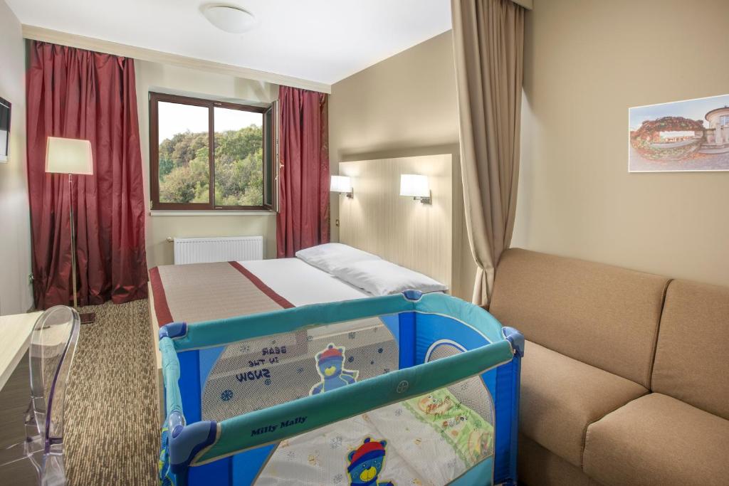 En eller flere senge i et værelse på Hotel Hartig