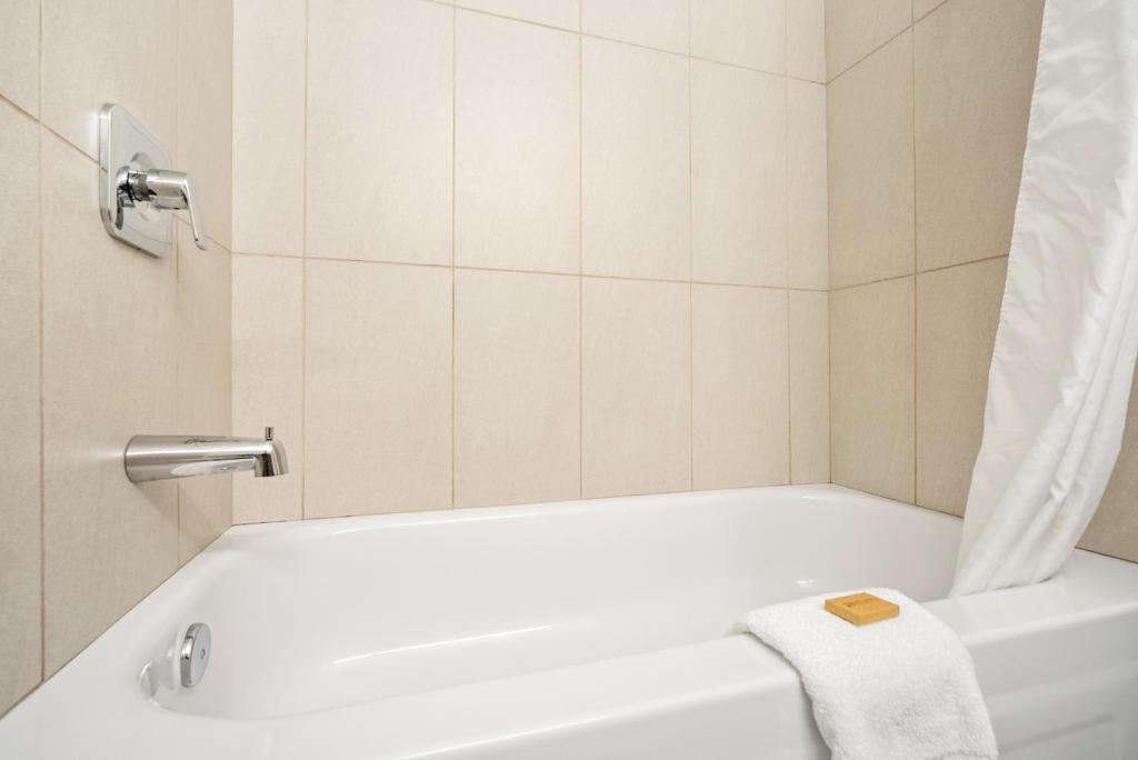 Koupelna v ubytování Guest House Inn & Suites