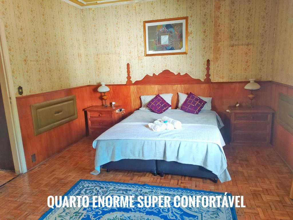 sypialnia z łóżkiem z dwoma ręcznikami w obiekcie Suíte Cama Casal Queen Banheiro só seu CGH w São Paulo
