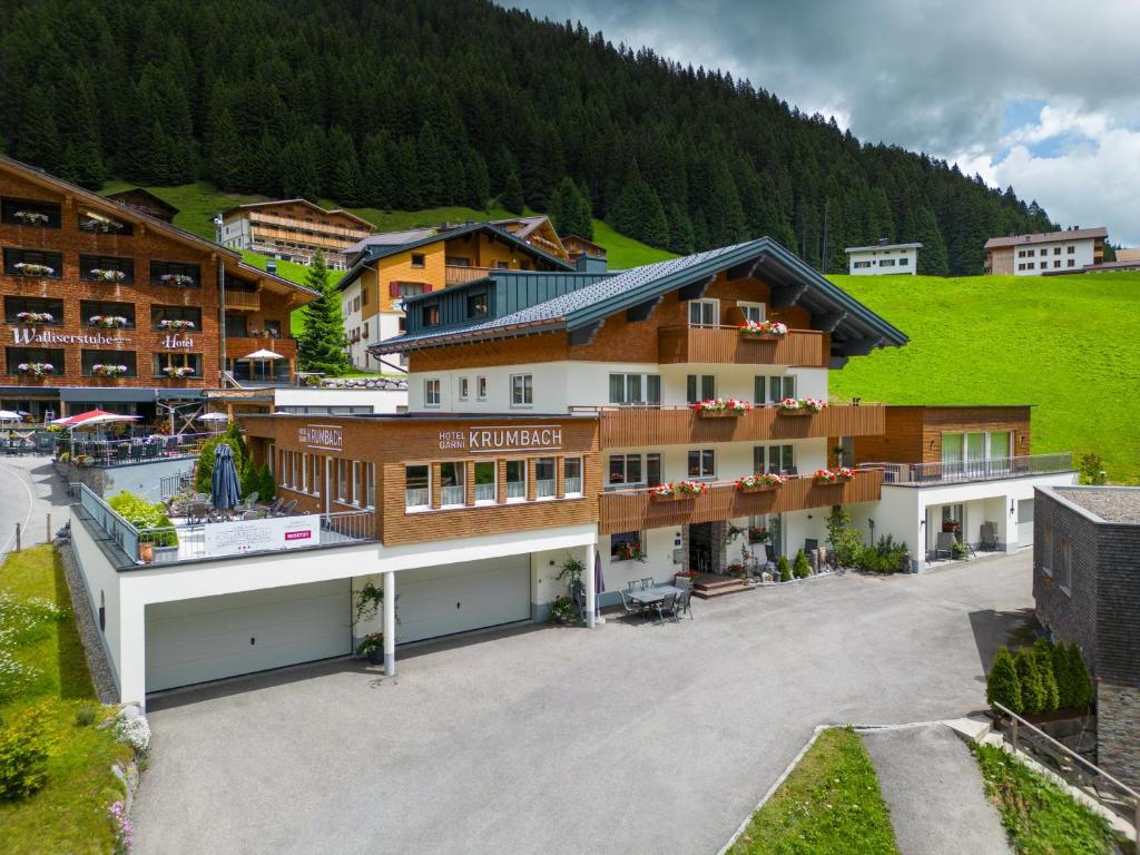 una vista aérea de un hotel en las montañas en Hotel Garni Krumbach, en Damüls
