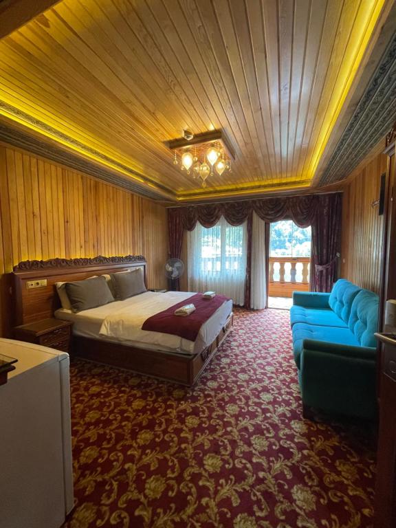 ウズンギョルにあるDunya Residenceのベッドとソファ付きのホテルルーム