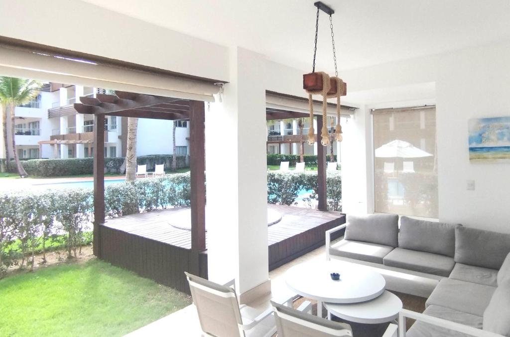 uma sala de estar com um sofá e uma mesa em Exclusivo apartamento con Jacuzzy K103 em Punta Cana