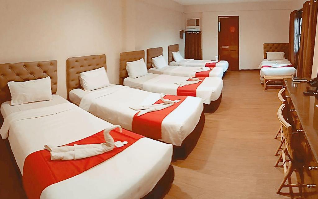 Postel nebo postele na pokoji v ubytování The Humbertos Hotel
