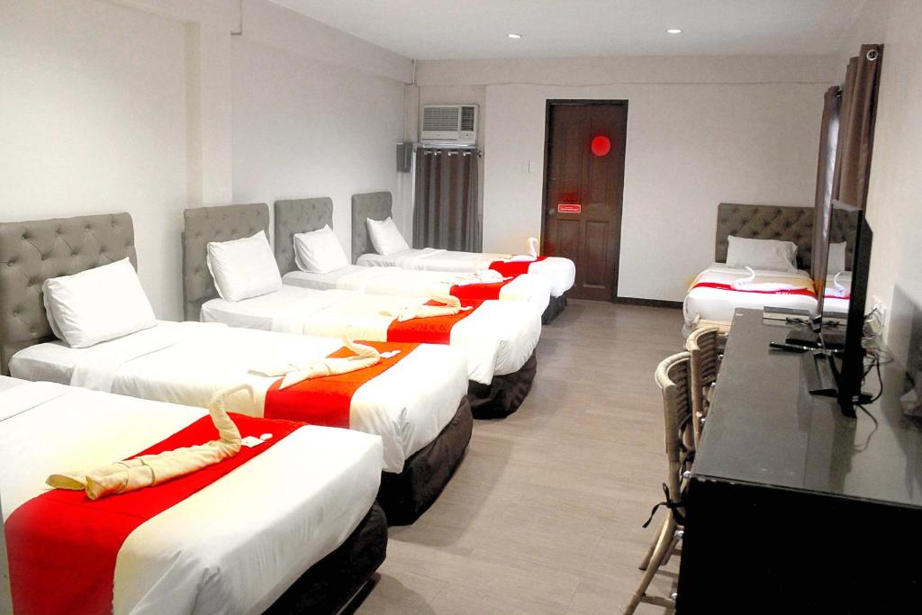 Postel nebo postele na pokoji v ubytování The Humbertos Hotel
