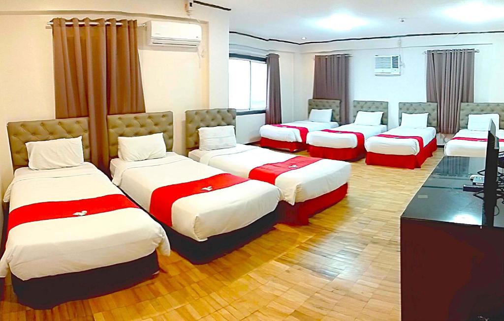 Postel nebo postele na pokoji v ubytování The Humbertos Hotel
