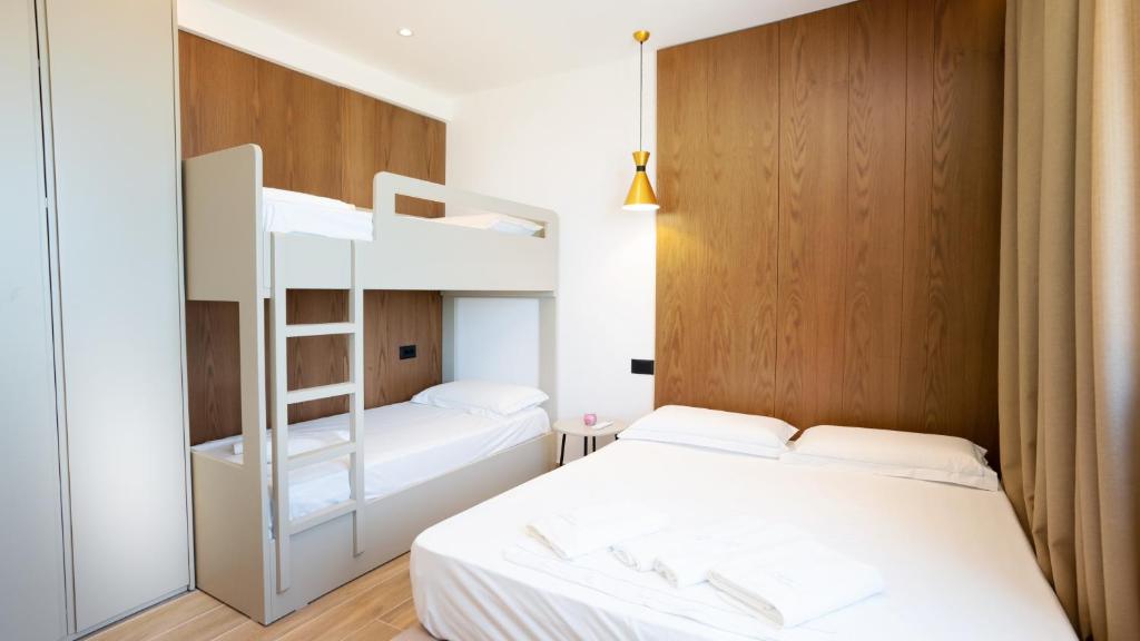 Postel nebo postele na pokoji v ubytování Azure Sea View Apartments
