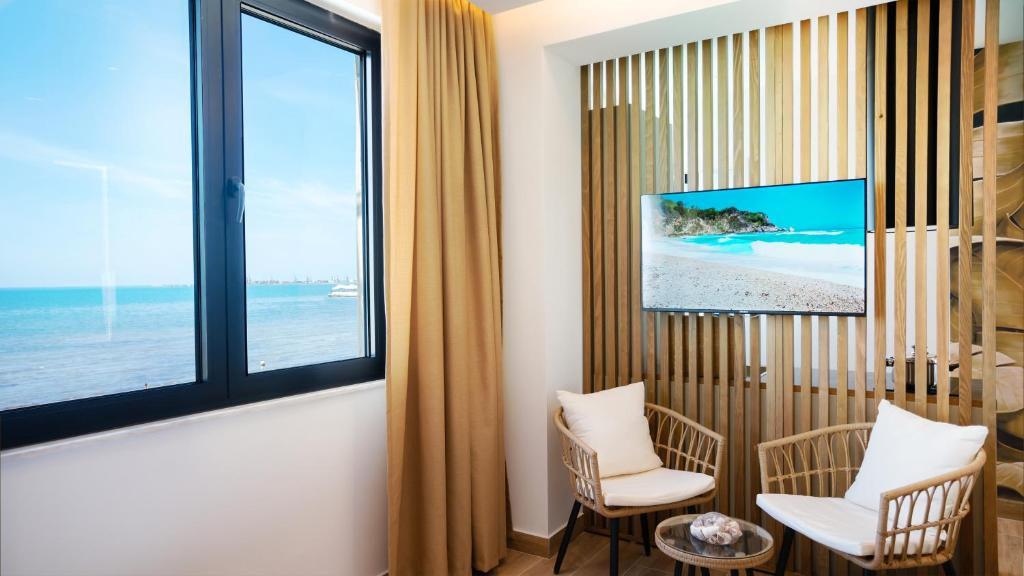TV a/nebo společenská místnost v ubytování Azure Sea View Apartments