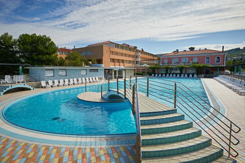 Bazén v ubytování Hotel Delfin nebo v jeho okolí