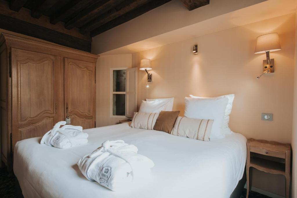 Postel nebo postele na pokoji v ubytování Hôtel Henry II Beaune Centre