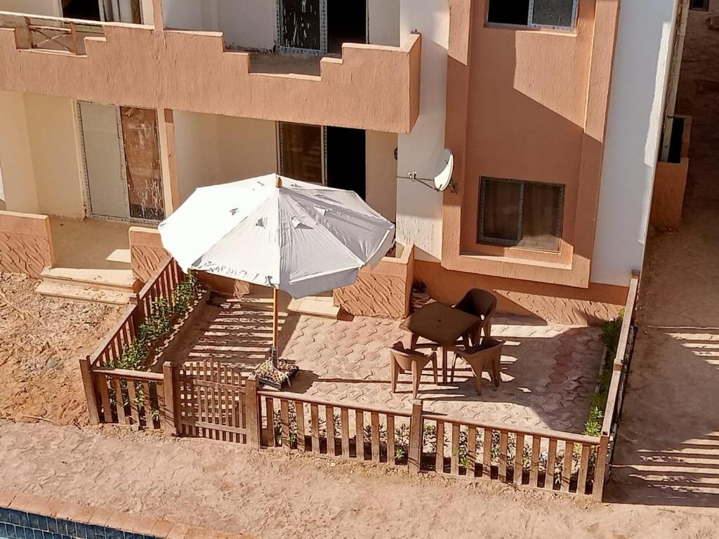 قرية بلولاجون راس سدر شاليه فاخر للايجار في رأس سدر: مظله وكرسي امام مبنى