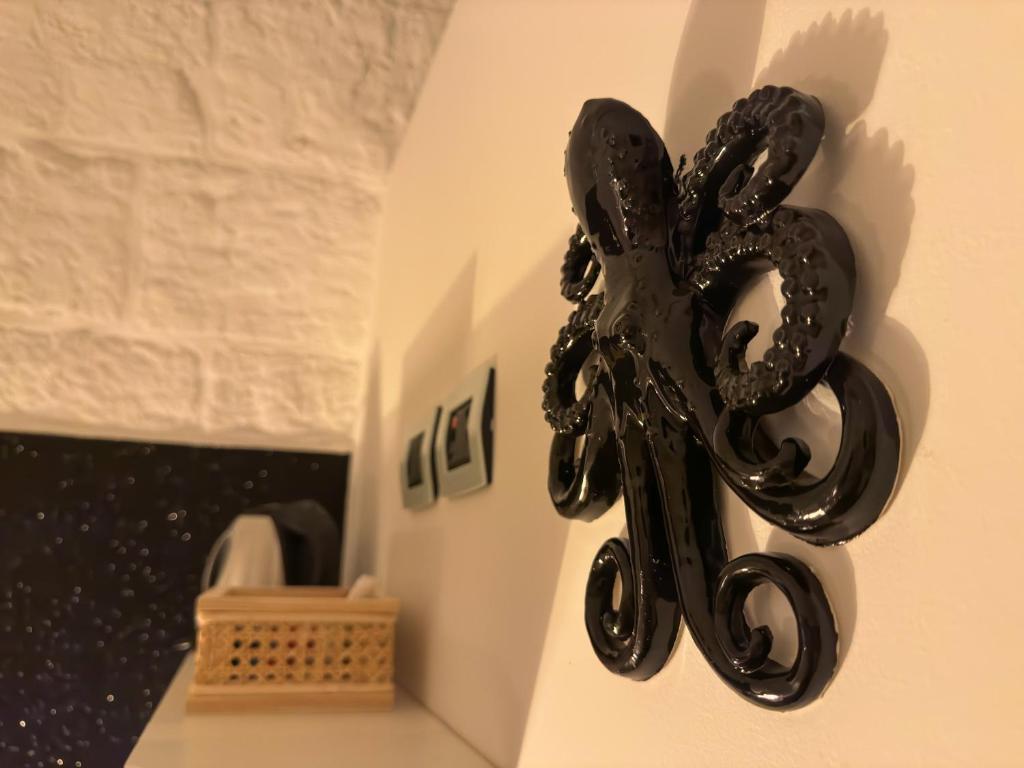 a pair of scissors hanging on a wall at Vingt Sept in Polignano a Mare