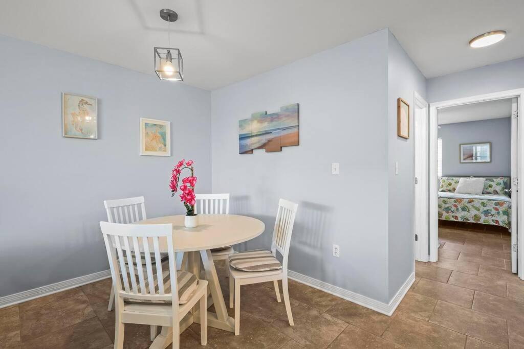 Ein Sitzbereich in der Unterkunft Condo in Gulf Shores King Suite
